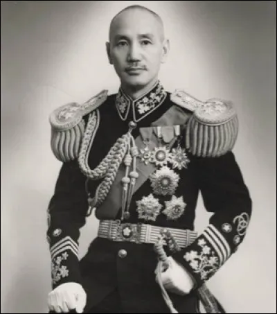 Qui est ce général chinois, commandant en chef de l'Armée nationale révolutionnaire, chef du Kuomintang, président de la République de Chine, il se replie à Taïwan en 1949, mort en 1975