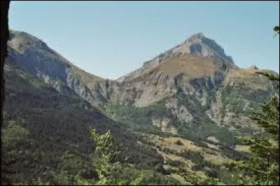 Quel col sépare les vallées du Champsaur et du Dévoluy ?