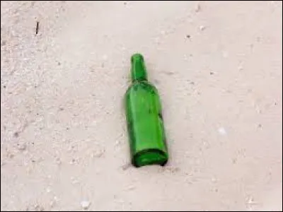 Une bouteille en verre dure :