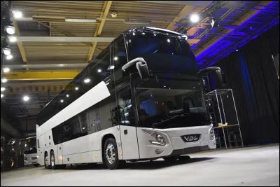 Pouvez-vous me rappeler le nom de cet autocar néerlandais dans sa version à deux niveaux ?