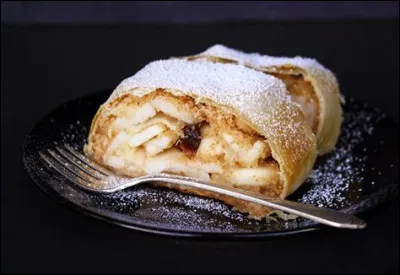 L'apfelstrudel dessert autrichien, comporte...