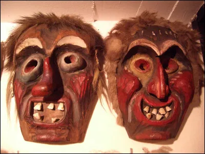 Masques de Tschäggättä > Ces masques sont utilisés depuis au moins le XVIe s. et, après avoir été interdits en 1868, sont toujours de mise lors d'une fête annuelle. Où donc ?