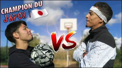 On peut reconnaître à gauche, le champion de freestyle du Japon, dont la spécialité est le spinning (fait de faire tourner le ballon sur le doigt), qui est :