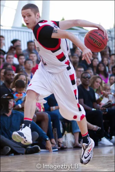 C'est une légende du streetball basket. Il est réputé pour avoir un incroyable dribble et faire tomber très rapidement son défenseur. Il possède même une chaîne youtube, il s'agit de :