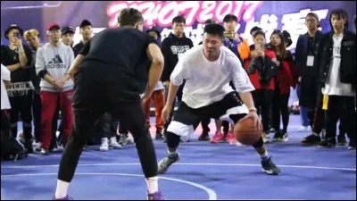 Ce streetballer reprend beaucoup de moves à la Hot Sauce, dont les tricks dans le t-shirt, et est doté lui aussi d'un très bon dribble et de bonnes feintes. Il s'appelle :