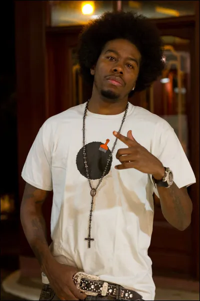 La légende incontestée du streetball basket, connue pour ses tricks dans le t-shirt, son fameux move "Sauce 2K" ou encore le boomerang, il s'agit de :