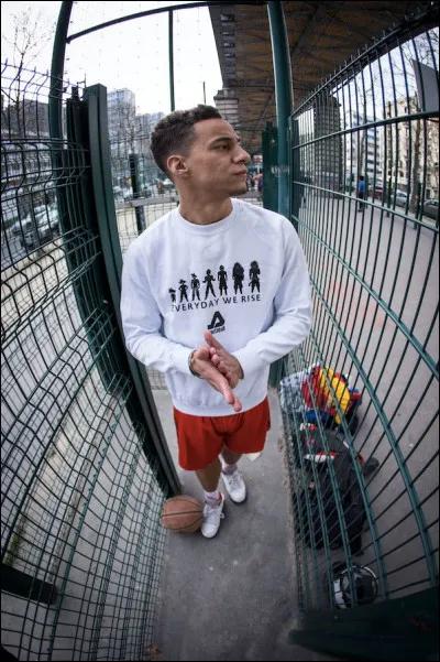 Bien connu sur YouTube pour ses nombreuses vidéos et ses moves bien à lui tels le Crazy Legs et le double tap-tap. Il est même le champion du monde de freestyle basket ainsi que double champion d'Europe, c'est :