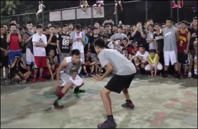 C'est un grand dribbleur chinois, très rapide et qui peut faire tourner en bourrique n'importe qui. C'est :