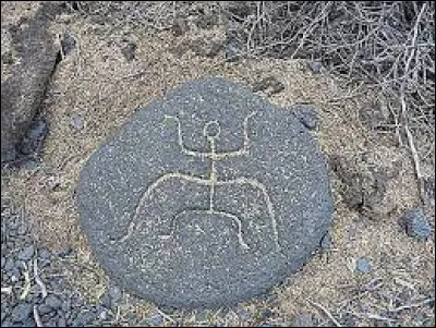 Un pétroglyphe est un dessin symbolique gravé sur de la pierre.