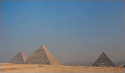 Quel est le nom de la plus petite des trois pyramides de Gizeh ?