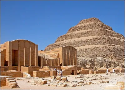 Quel est le nom de l'architecte du site funéraire de Saqqarah ?
