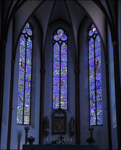 Dans quelle église de Mayence Chagall a-t-il dessiné les vitraux, où il y avait eu de violentes persécutions de Juifs au Moyen Âge ?