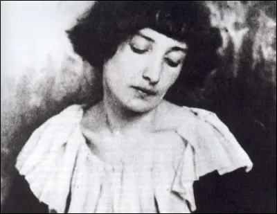 Chez qui rencontre-t-il Bella Rosenfeld, dont il tombe amoureux ?