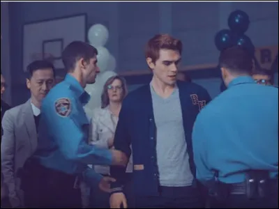 Après être accusé du meurtre de Cassidy, dans quelle prison Archie est-il envoyé ?