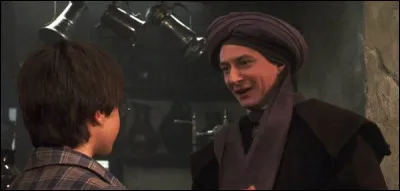 Lors de sa première rencontre avec Harry, au Chaudron Baveur, que refuse le professeur Quirrel venant de Harry ?