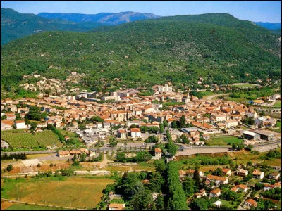 Petite ville de 4 000 habitants du département de l'Hérault, située au confluent de l'Hérault et du Rieutord et entourée par les premiers contreforts des Cévennes :