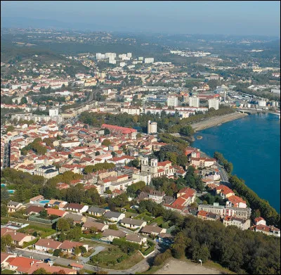 Ville de 20 000 habitants du département du Rhône, située au sud de Lyon sur la rive droite du fleuve :