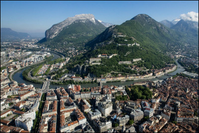 Véritable capitale des Alpes françaises, située dans le sillon alpin, entourée les massifs du Vercors, de la Chartreuse, du Taillefer et de la chaîne de Belledonne :