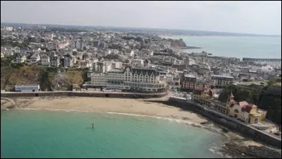 Ville normande de 12 000 habitants, située sur un promontoire rocheux du Cotentin, au nord de la baie du Mont-Saint-Michel :