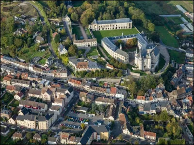 Petite ville du département de l'Eure, dans la vallée de la Seine, dominée par son château renaissance :