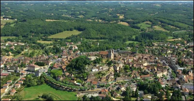 Petite ville de 4000 habitants, située aux confins du Périgord, sous-préfecture du département du Lot :