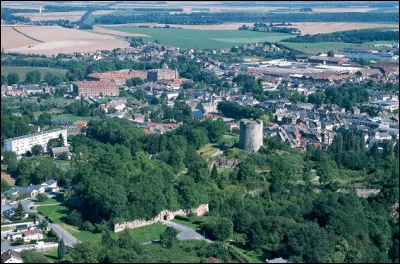 Ville de 5 000 habitants du département de l'Aisne, dominée par le donjon de son château fort, et arrosée par la rivière Oise :