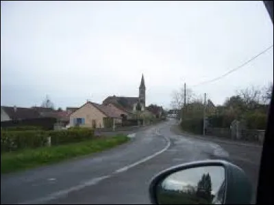 Nous sommes sur la route qui mène à Marly-sur-Arroux. Village de Bourgogne-Franche-Comté, dans l'arrondissement de Charolles, il se situe dans le département ...