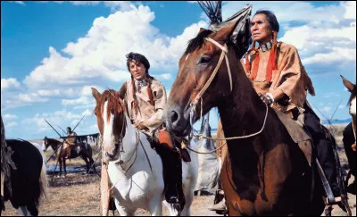 Dans ce film américain d'Arthur Penn, Jack Crabb (Dustin Hoffman), âgé de 121 ans, se penche sur son passé et raconte sa vie aventureuse :