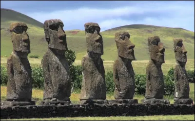 Quel est le nom des statues monumentales de l'île de Pâques ?