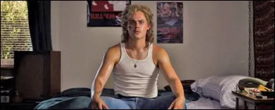 Dans la scène où Max et Eleven rentrent dans la chambre de Billy. Comment Max caractérise-t-elle Billy ?