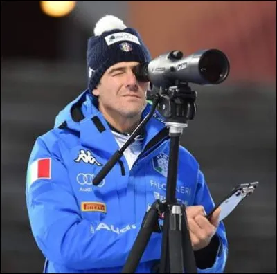 Ce biathlète italien est devenu l'entraîneur de tir de l'équipe de France. Il s'agit de :