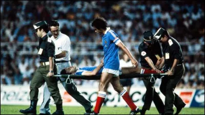 Patrick Battiston sur une civière...