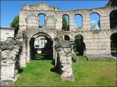La ville de Bordeaux, fondée au IIIe siècle avant J. -C. , fut urbanisée par les romains au Ier s. av. J . -C. Quel était le nom de l'antique Bordeaux ?