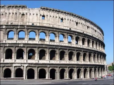 Le Colisée, à l'origine l'Amphithéâtre Flavien, est le plus grand construit dans le monde Romain. A quoi doit il son nom actuel de " Colosseo " ?