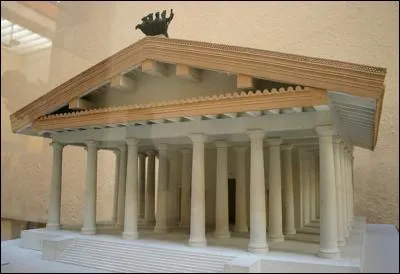 Le temple de Jupiter sur le Capitole était l'un des plus anciens de Rome. On y vénérait en fait trois dieux. Lesquels ?
