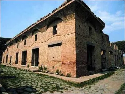 Dans la Rome antique les gens les moins aisés vivaient dans des insulae, des immeubles à étages. Combien d'étages au maximum ces immeubles pouvaient ils avoir ?