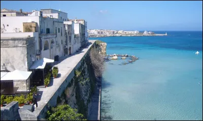Grâce au canal d'Otrante, quelle mer est reliée à la mer Adriatique ?