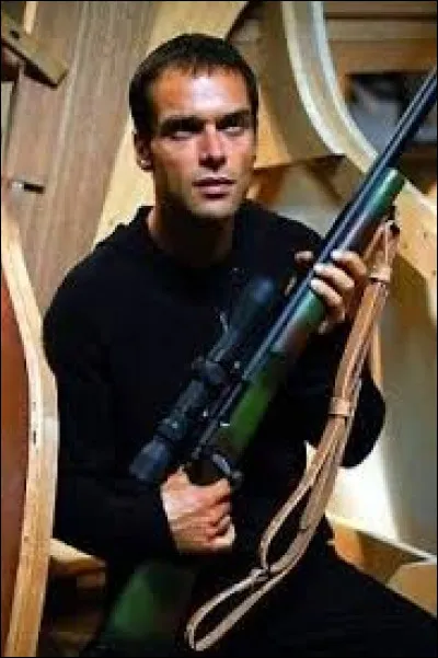 Agent double du Mossad et demi-frère de Ziva, il réussit à tuer Cate dans le dernier épisode de la saison 2. Mais comment s'appelle-t-il ?