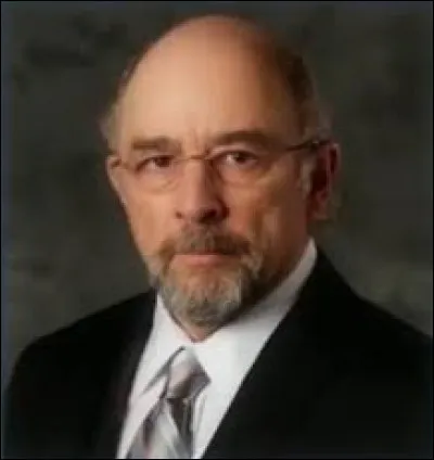 PDG de Dorado Hills Investments, il perd son fils à cause d'un problème de câblage sur un bateau de la Navy et fera exploser une bombe au NCIS. Comment s'appelle-t-il ?