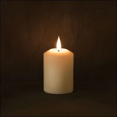 Dans la chambre, il y a une...