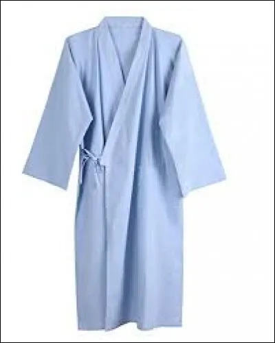 La femme porte une...