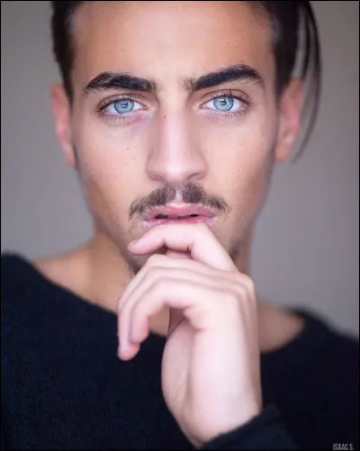 Quel est le nom de ce mannequin ?