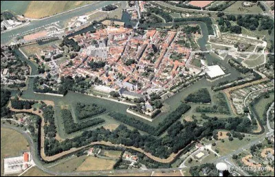 Ville de 11 000 habitants en bordure de la mer du Nord à l'embouchure de l'Aa, fortifiée par Vauban :