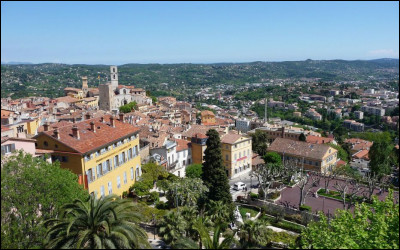 Ville de 50 000 habitants de la Côte d'Azur, située dans les collines à 20 km de la mer, connue pour son industrie du parfum :