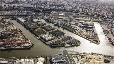 Ville de 44 000 habitants des Hauts-de-Seine, située dans une boucle de la Seine, site du plus important port fluvial d'Île-de-France :