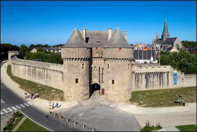 Ville de 16 000 habitants de Loire Atlantique, entourée de remparts, située sur une presqu'île bordée par le marais de Brière :