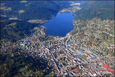 Ville lorraine de 8 000 habitants, située au coeur du massif des Vosges, au bord de son lac :