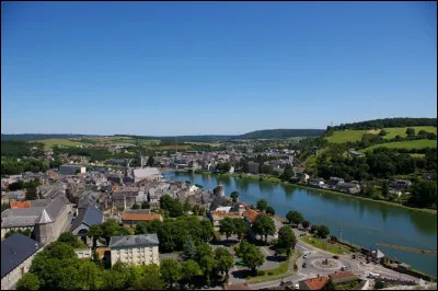 Ville de 6 700 habitants du département des Ardennes, dernière ville située sur la Meuse avant la Belgique :