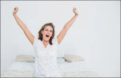 Quel est le nom de l'action qui consiste à étendre les bras vers le haut et d'allonger les jambes en bâillant ?