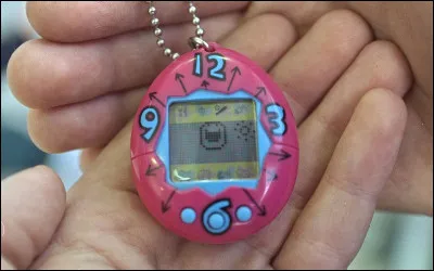 Ce jouet célèbre des années 90 se nomme Tamagotchi.